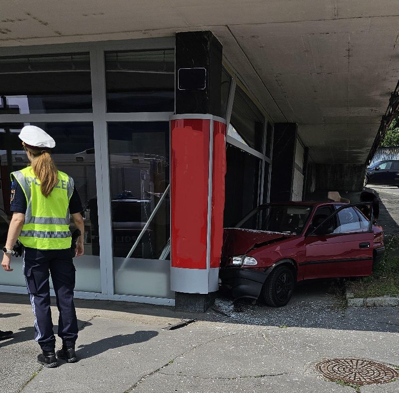 PKW in Auslagescheibe (Bild 1)